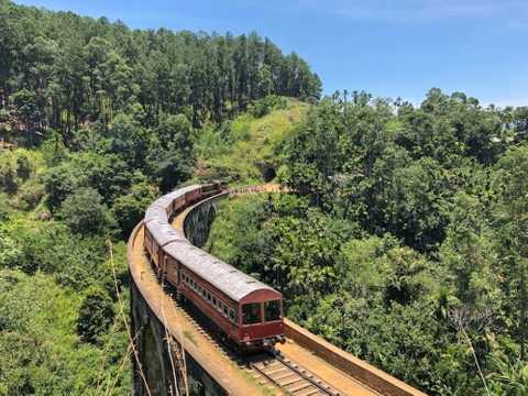 A train crossing the 9 Arches Bridge